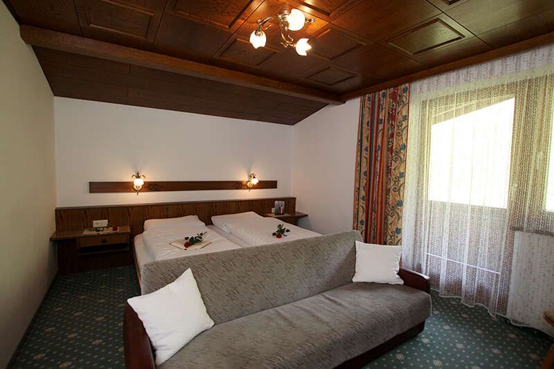 Doppelbett und Schlafcouch im Zimmer 8 im Haus Margret im Zillertal
