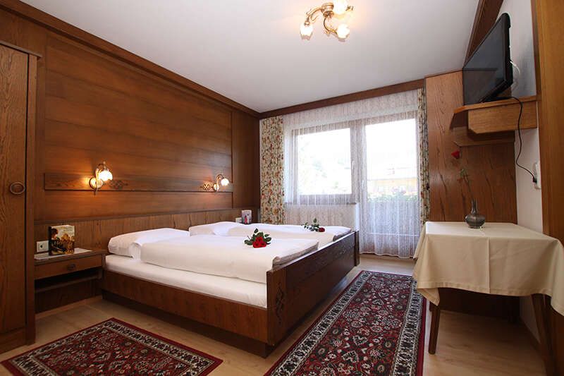 Schlafzimmer mit Balkon im Appartement 2 im Haus Margret im Zillertal