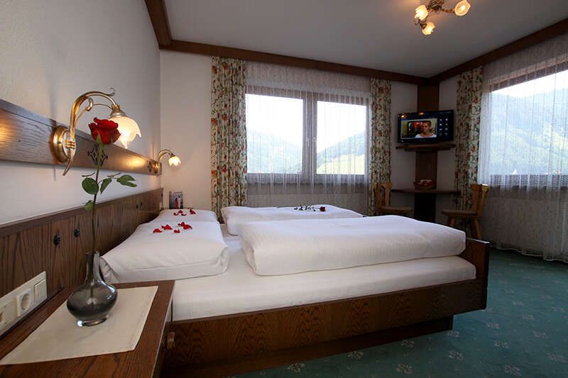 Doppelbett im Appartement 2 im Haus Margret im Zillertal