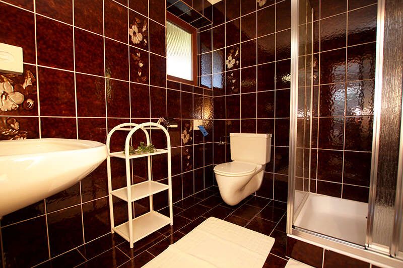 Badezimmer mit Dusche und WC im Appartement 1 im Haus Margret in Tirol