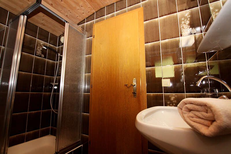 Badezimmer mit Dusche im Haus Margret in Gerlos